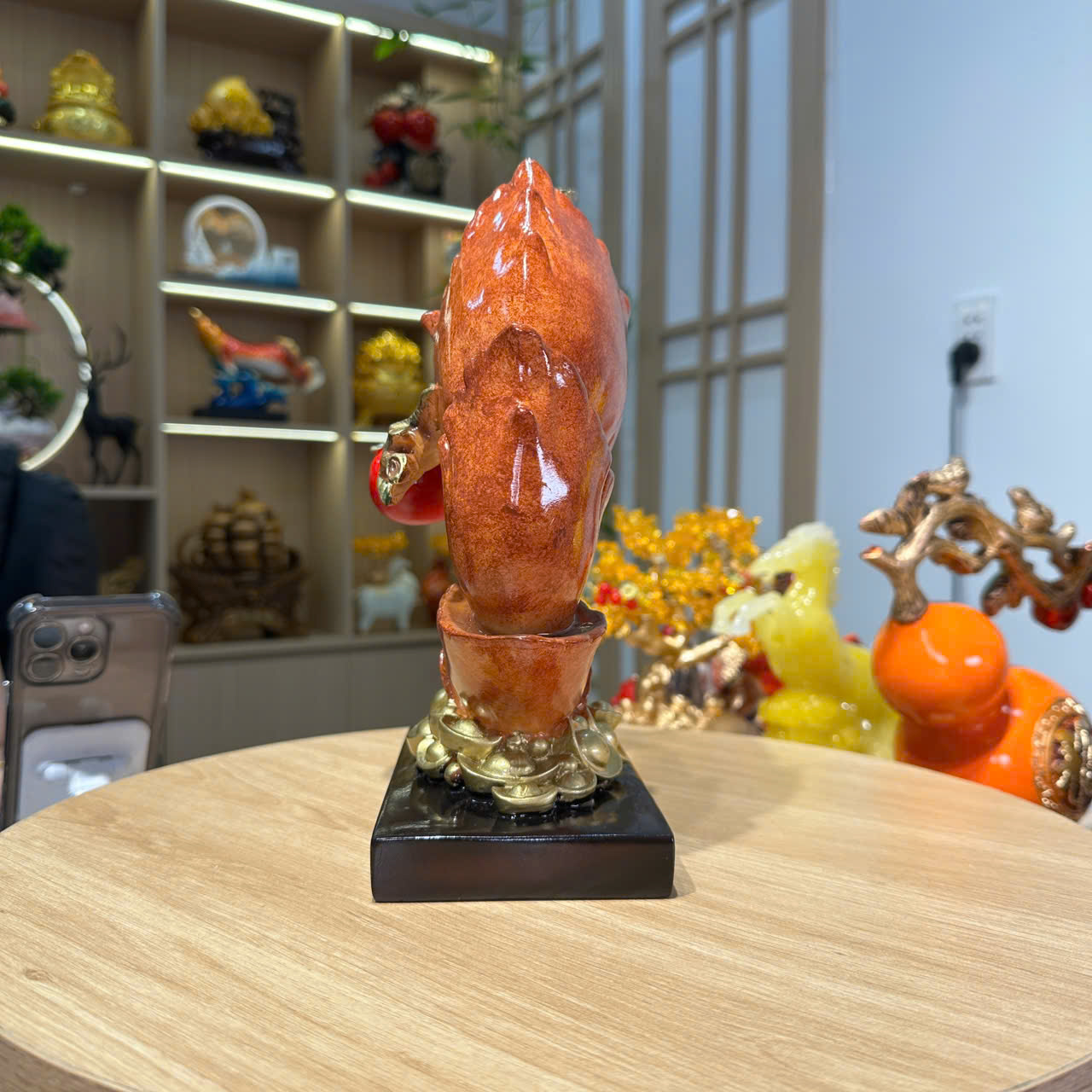 Tượng càng cua kẹp 2 quả hồng 18x11x27cm – bột đá thạch anh đúc cao cấp, trang trí phong thủy tài lộc