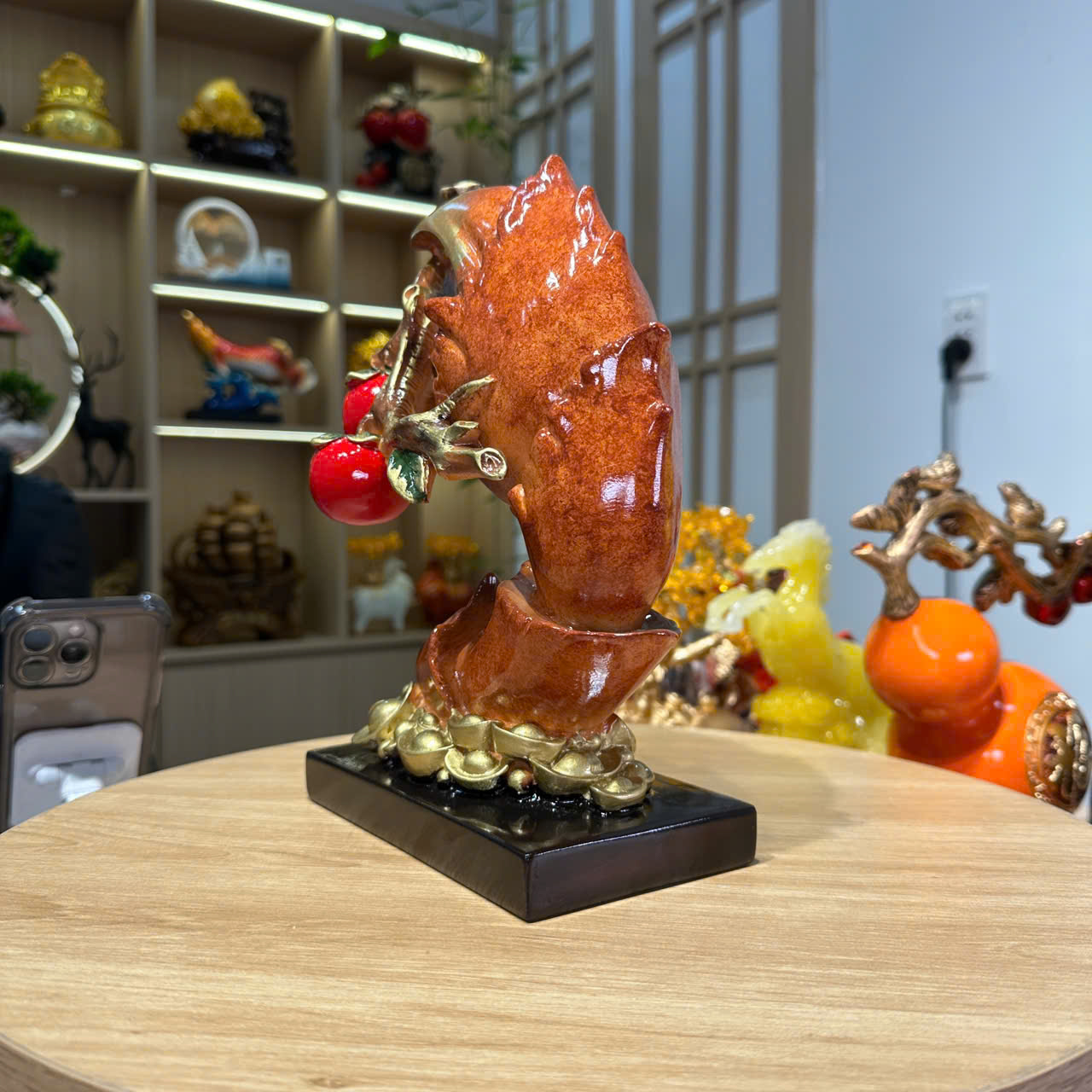 Tượng càng cua kẹp 2 quả hồng 18x11x27cm – bột đá thạch anh đúc cao cấp, trang trí phong thủy tài lộc