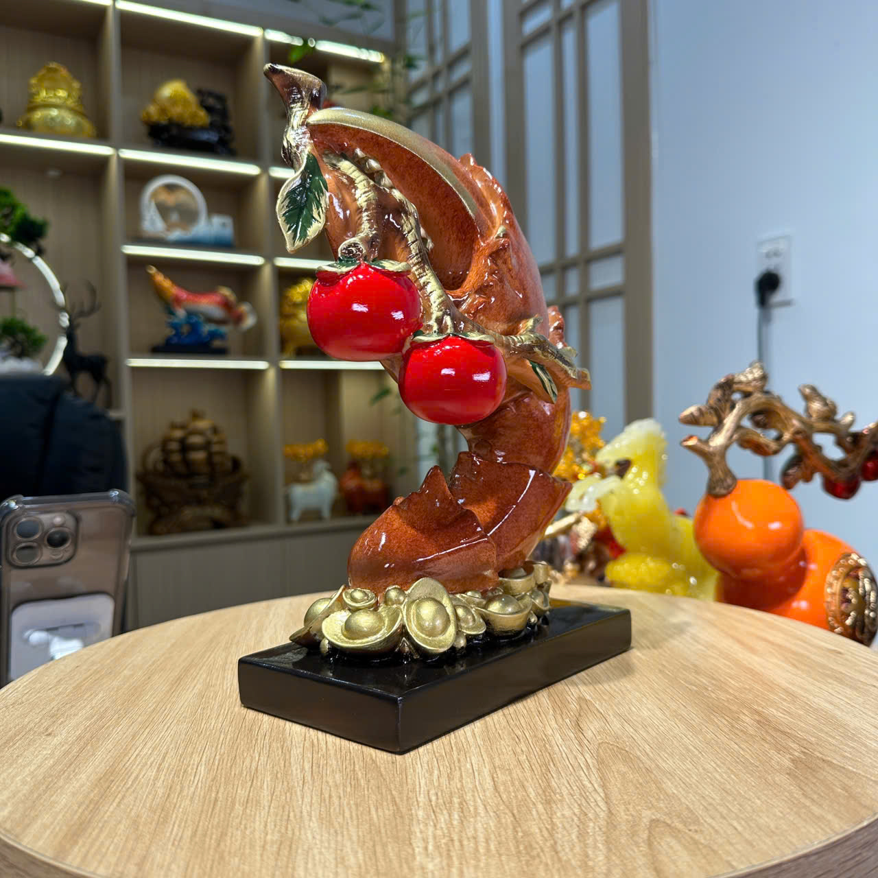 Tượng càng cua kẹp 2 quả hồng 18x11x27cm – bột đá thạch anh đúc cao cấp, trang trí phong thủy tài lộc