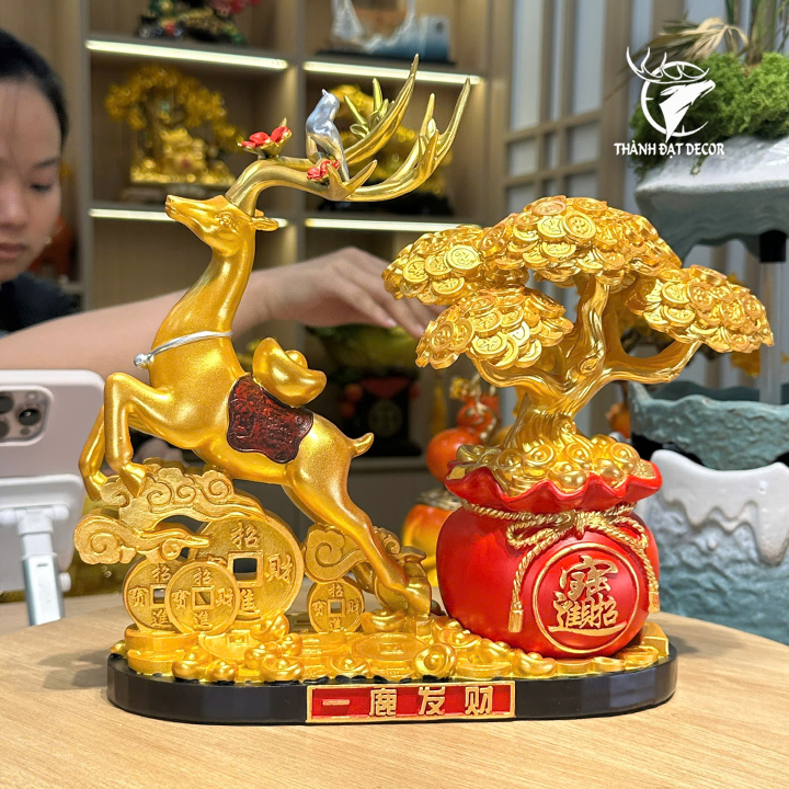 Tượng Hươu Kéo Túi Tài Lộc 29x11x26cm – Trang Trí Sang Trọng, Biểu Tượng May Mắn Và Thành Công