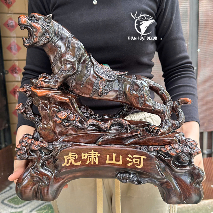 Tượng Hổ Phong Thủy Sơn Giả Gỗ 33x16x32cm – Trấn Trạch, Chiêu Tài, Hổ Gầm Sơn Hà