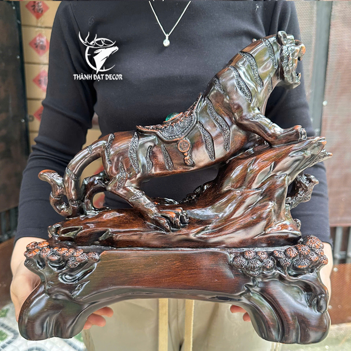 Tượng Hổ Phong Thủy Sơn Giả Gỗ 33x16x32cm – Trấn Trạch, Chiêu Tài, Hổ Gầm Sơn Hà