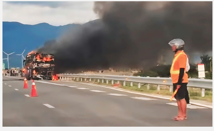 Xe khách cháy đỏ rực trên cao tốc Cam Lâm - Vĩnh Hảo