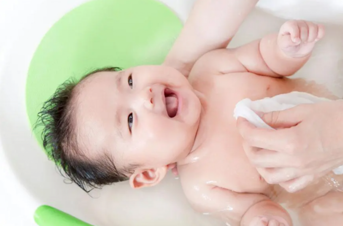 HƯỚNG DẪN CÁC BƯỚC TẮM CHO TRẺ SƠ SINH