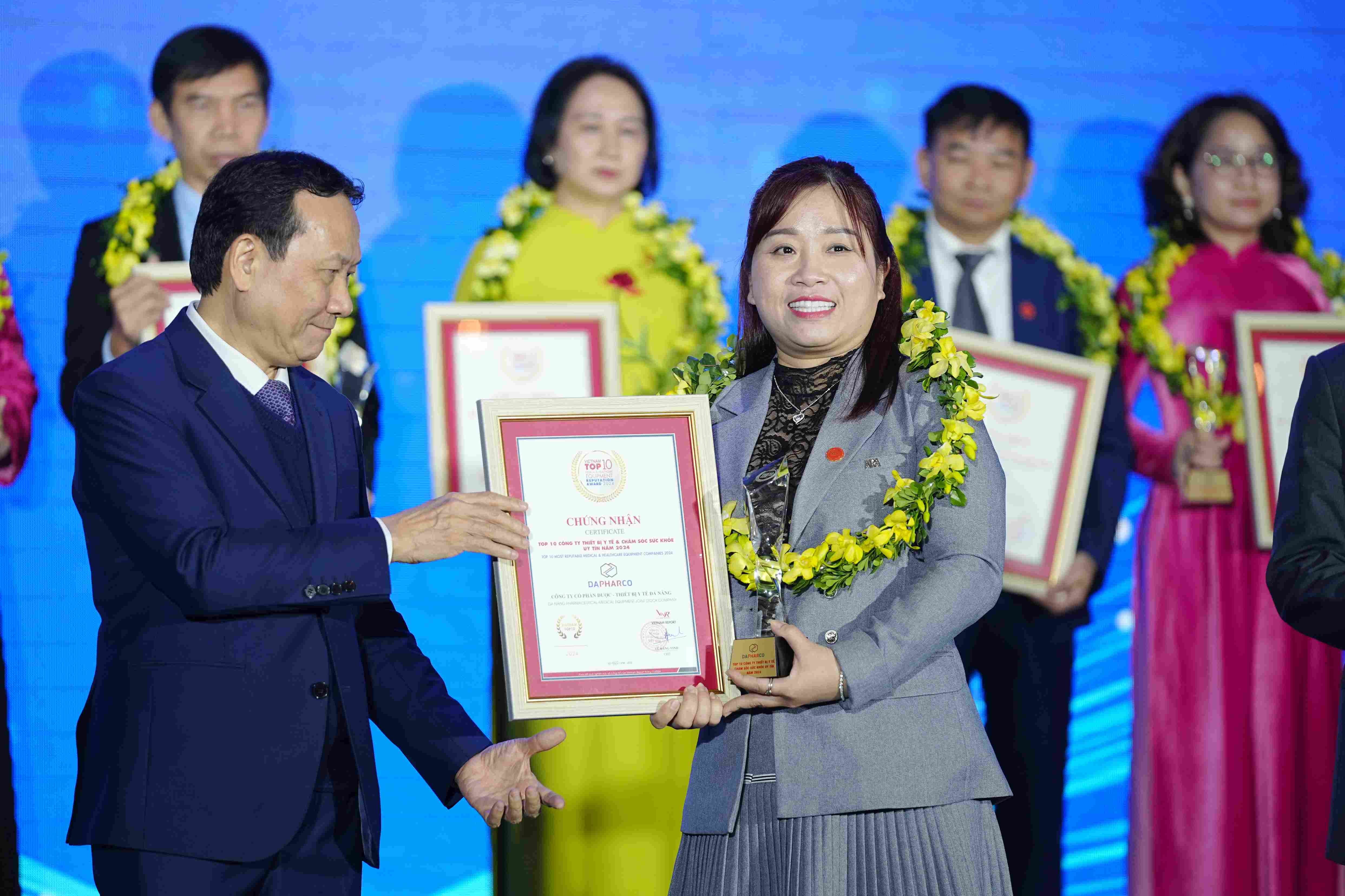 chuc-mung-dapharco-dat-danh-hieu-top-10-cong-ty-thiet-bi-y-te-cham-soc-suc-khoe-uy-tin-nam-2024