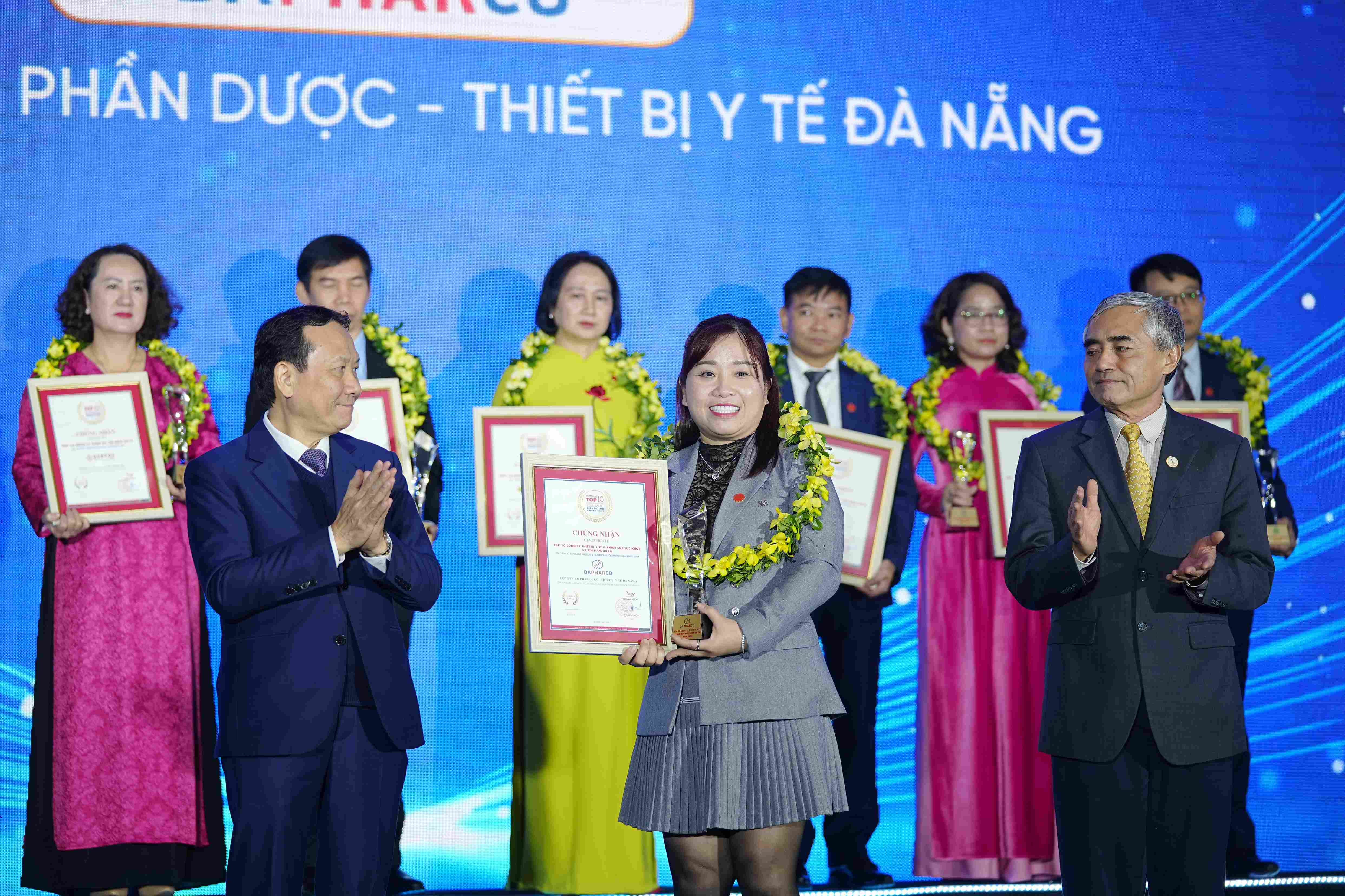 chuc-mung-dapharco-dat-danh-hieu-top-10-cong-ty-thiet-bi-y-te-cham-soc-suc-khoe-uy-tin-nam-2024