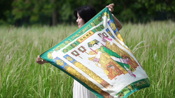 Khăn Lụa Mùa Thu Dệt Nên Những Câu Chuyện Văn Hóa