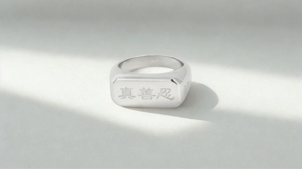 Khám Phá Nhẫn Signet – Biểu Tượng Quyền Lực, Phẩm Cách Và Trí Tuệ Vượt Thời Gian