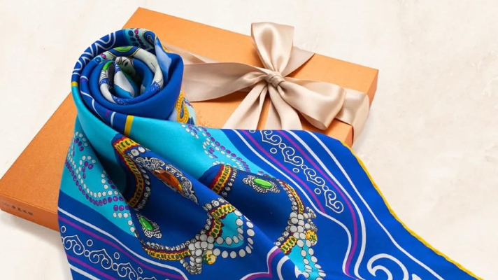 Tại Sao Khăn Lụa, Khăn Quàng Cổ Bị Hỏng? Khám Phá Bí Mật Bảo Quản  Bí Quyết Vàng Bảo Quản Khăn Lụa & Twilly Đúng Cách