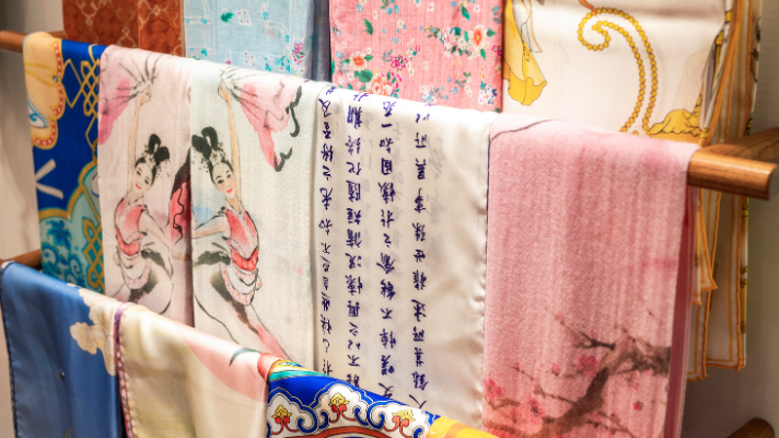 Vải Lụa Tơ Tằm – Chất Liệu Cao Cấp và Đặc Điểm Tuyệt Vời Bạn Nên Biết