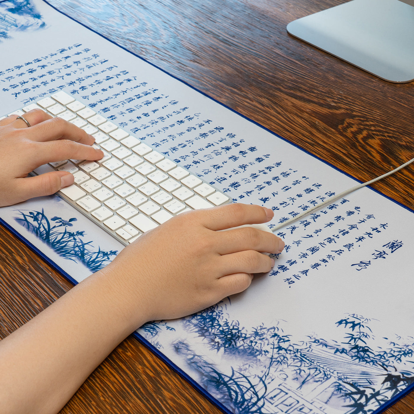 Thảm trải bàn làm việc - Lan Đình Tự