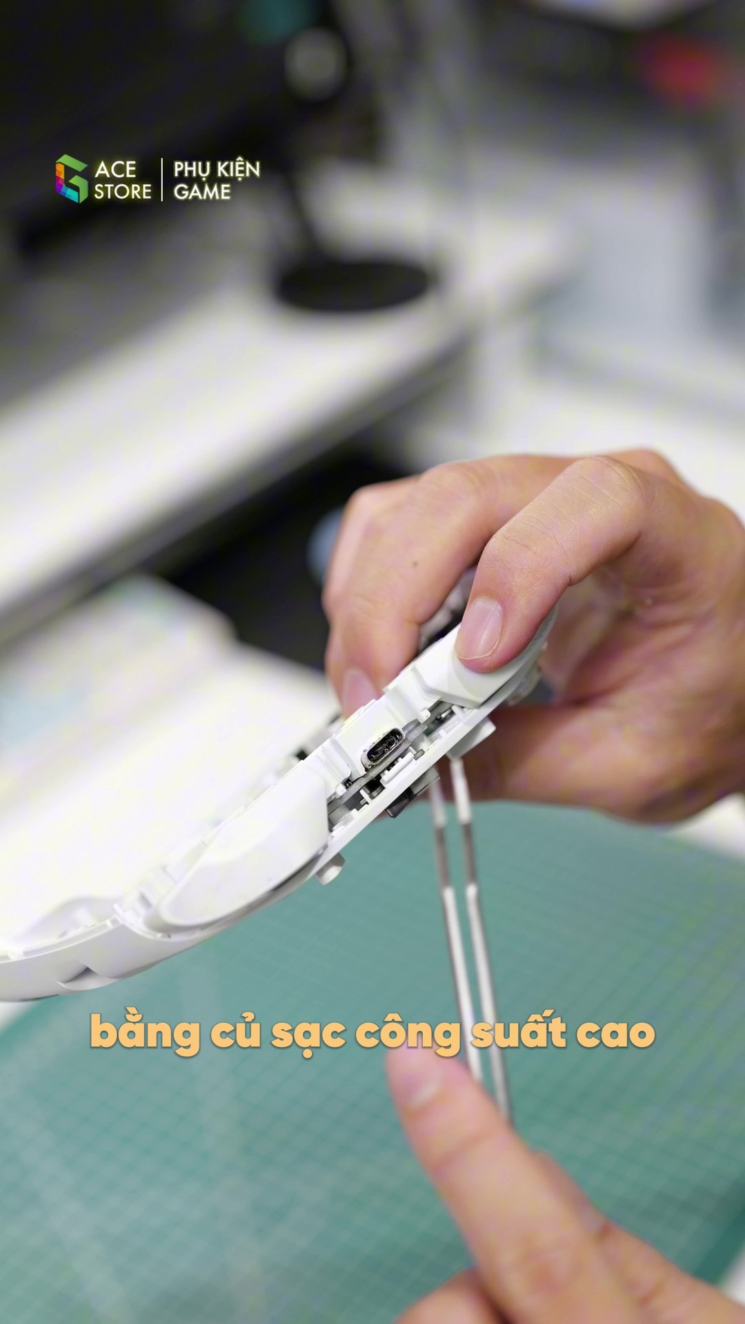 Chân sạc Type-C trên tay cầm bị cháy đen do củ sạc công suất cao