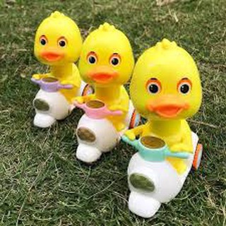 Đồ Chơi Chú Vịt Vàng Nhựa Cao Cấp Đi Xe Máy Vespa Chạy Đà Siêu Ku Te - Đồ Chơi Ấn Đầu Vịt Vàng, Vịt Vàng Chạy Xe Máy