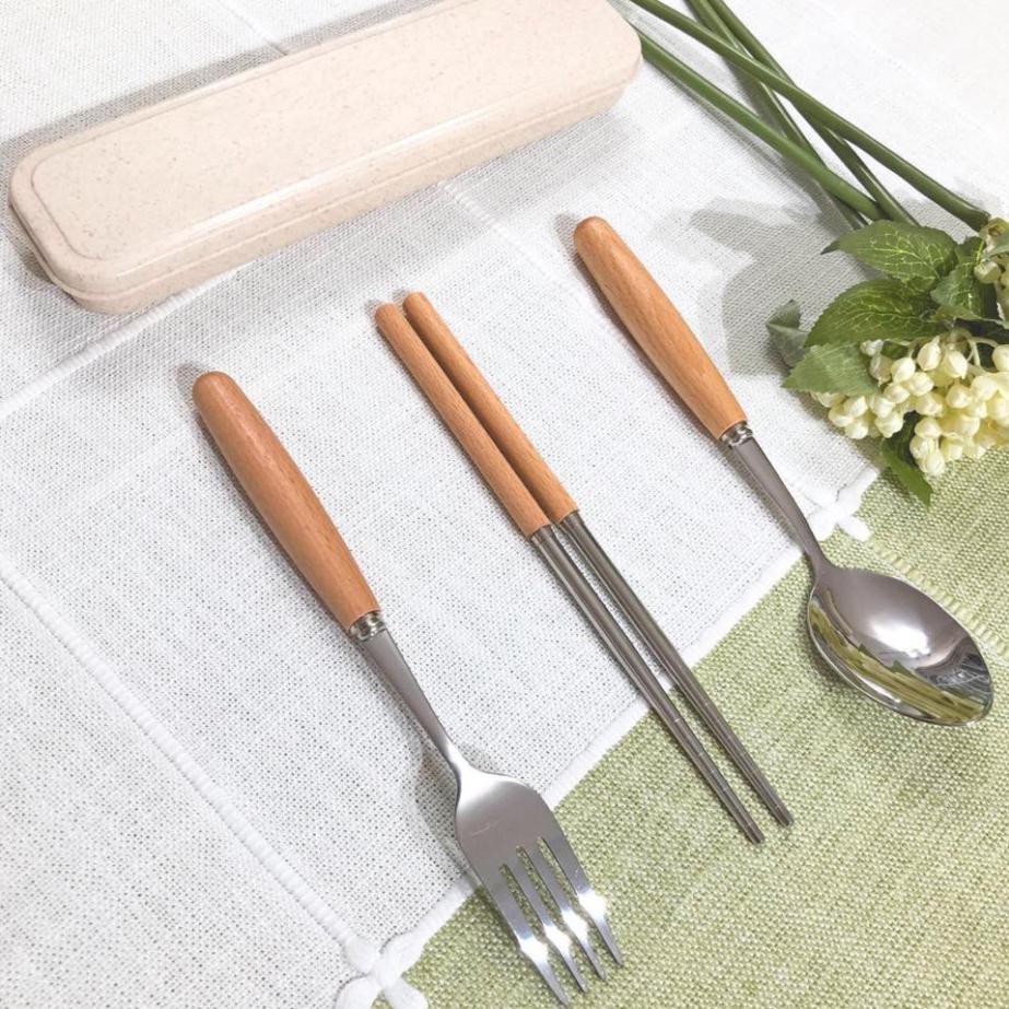 Bộ Đũa, Thìa, Dĩa Inox Cán Gỗ Tặng Kèm Hộp Đựng Lúa Mạch