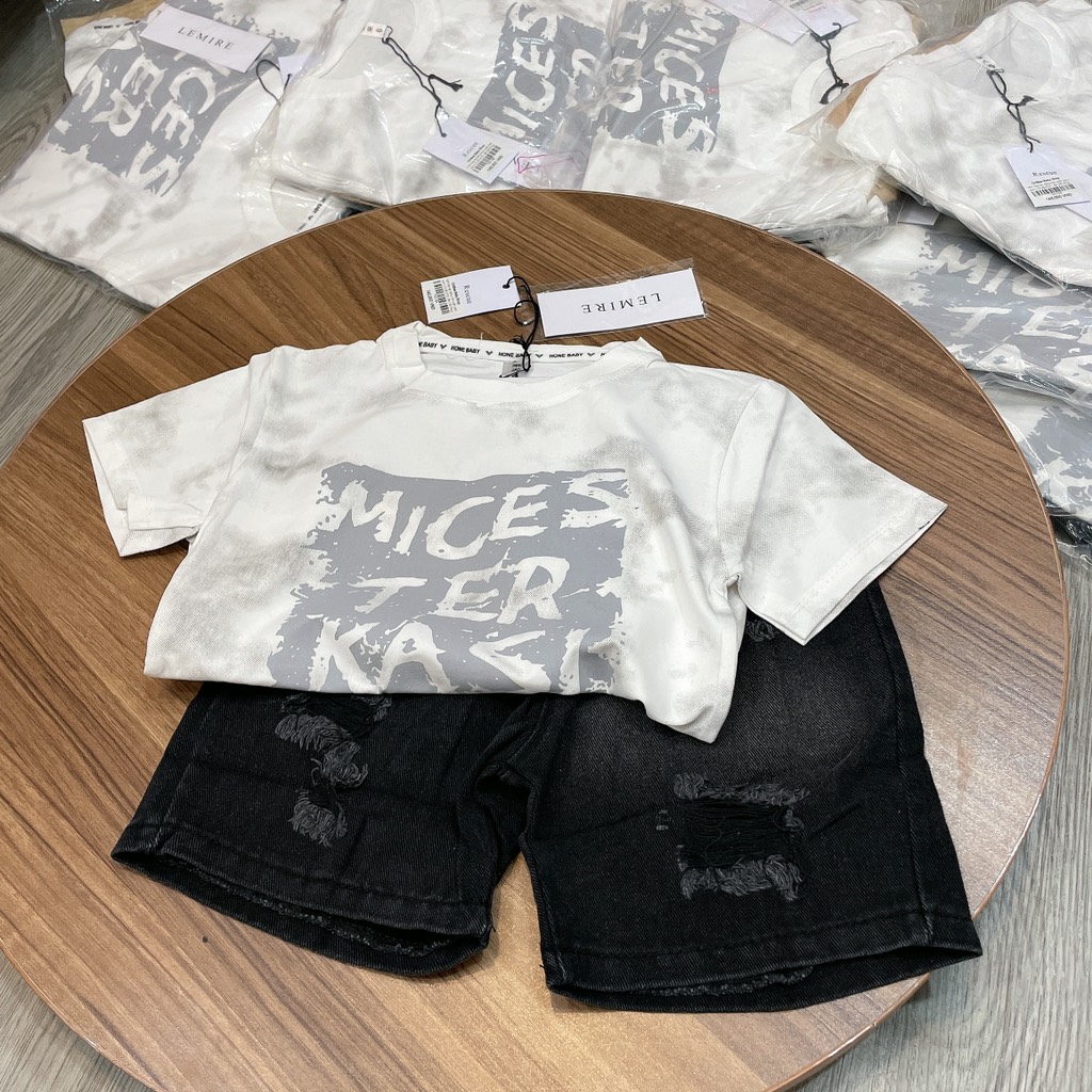 T401-Set áo trắng chữ quần jean xanh (10.28.270)