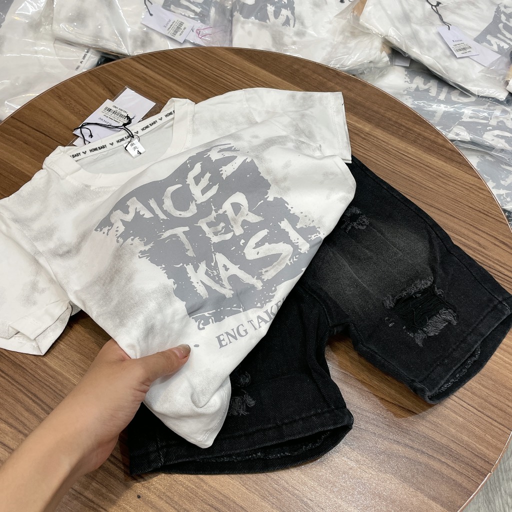 T401-Set áo trắng chữ quần jean xanh (10.28.270)