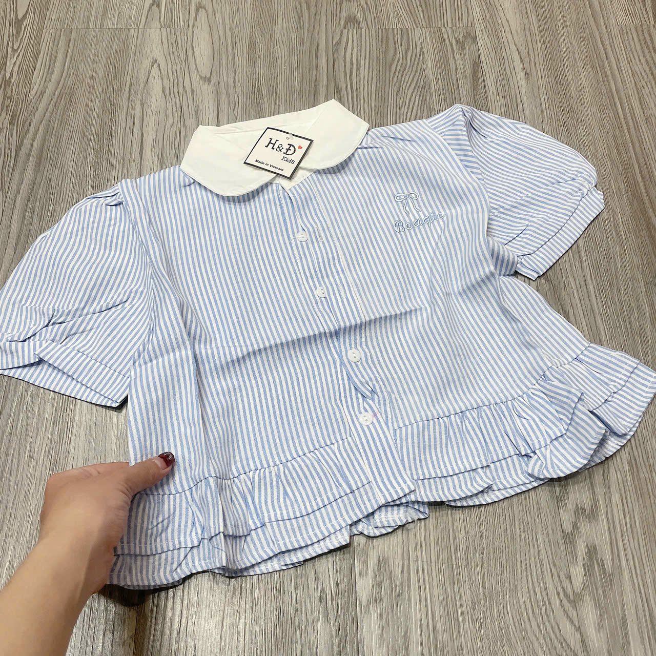A429-Áo sơ mi kẻ xanh thêu nơ (20.35kg)