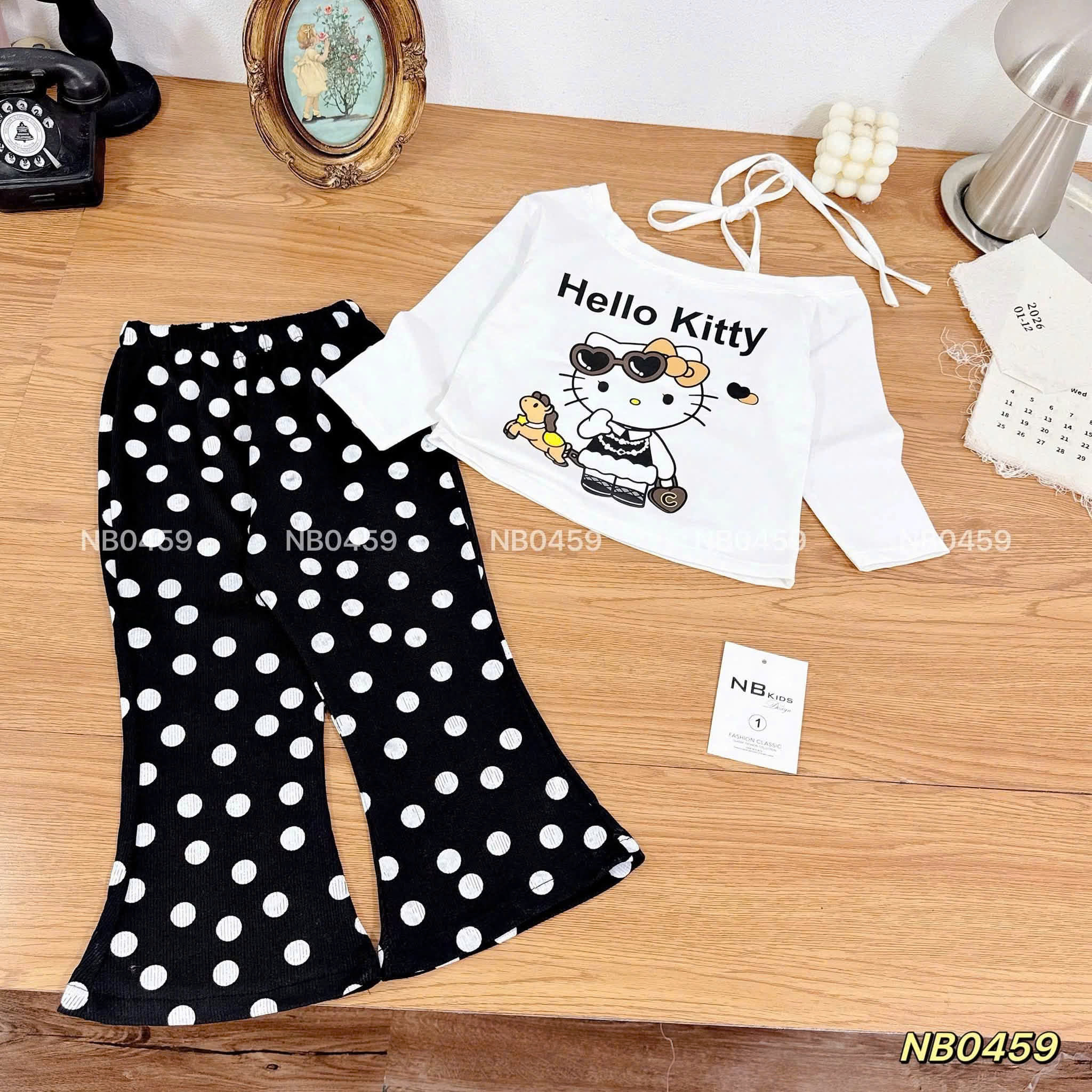 G928-Set áo Kitty lệch quần bi loe đen (11.30kg)