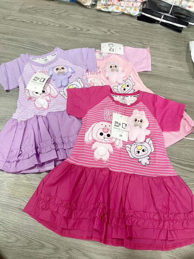 V243-Váy phối kẻ gắn Baby Three (10.28.256)