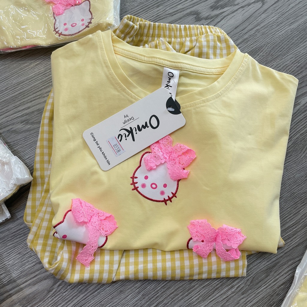 G579-Set áo Kitty vàng quần ngố caro (22.36.380)