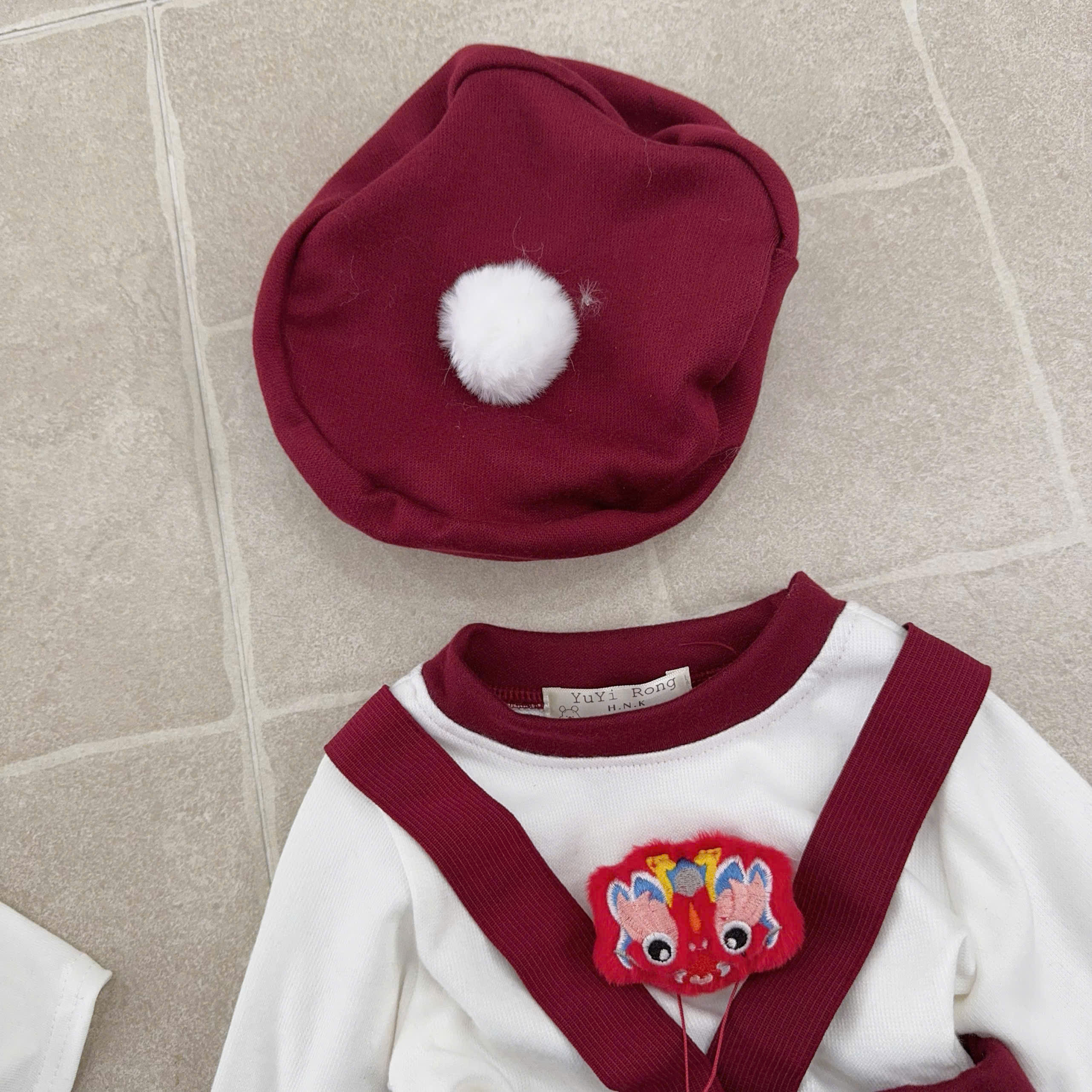 BD138-Set áo lân quần dây đỏ kèm mũ (03.12kg)