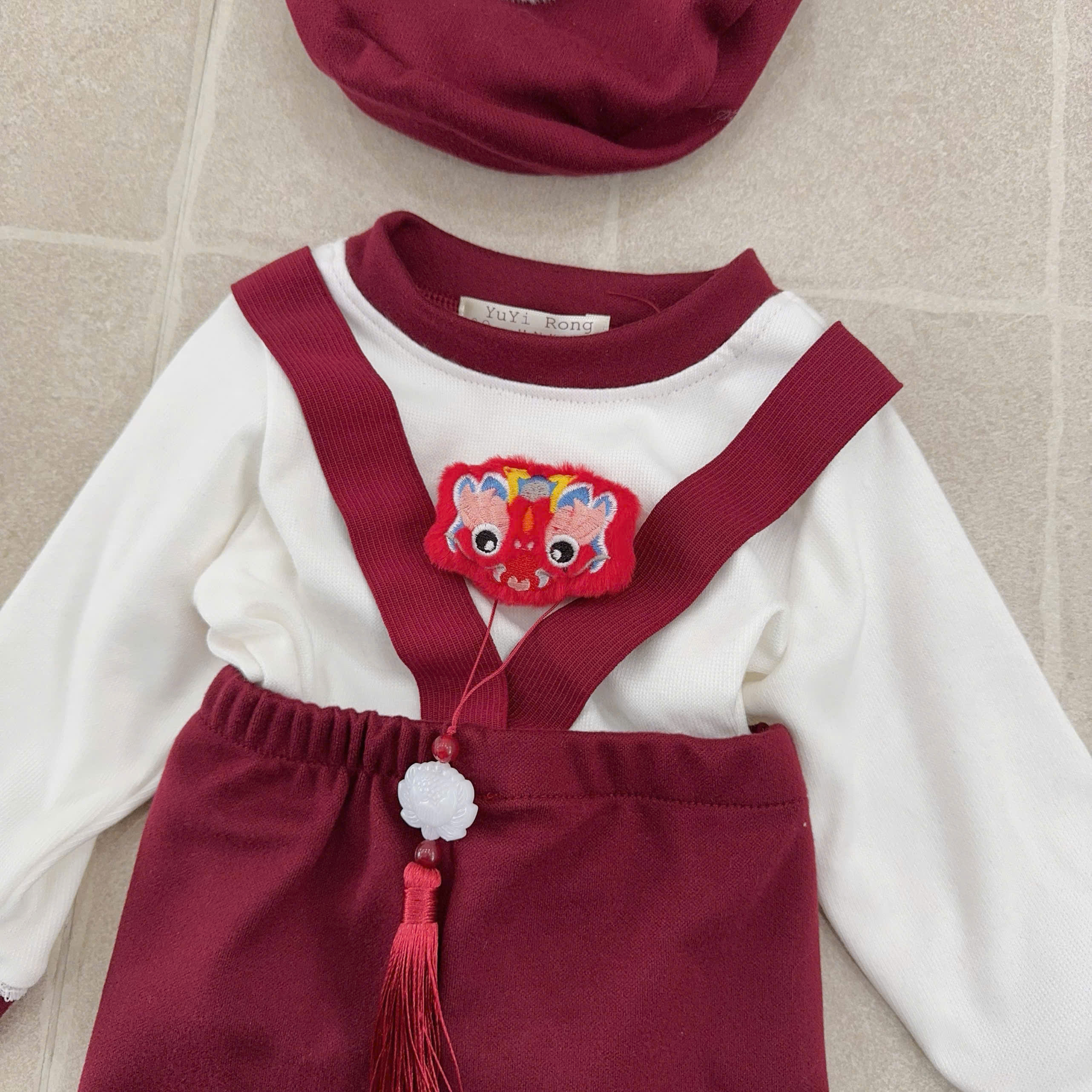 BD138-Set áo lân quần dây đỏ kèm mũ (03.12kg)