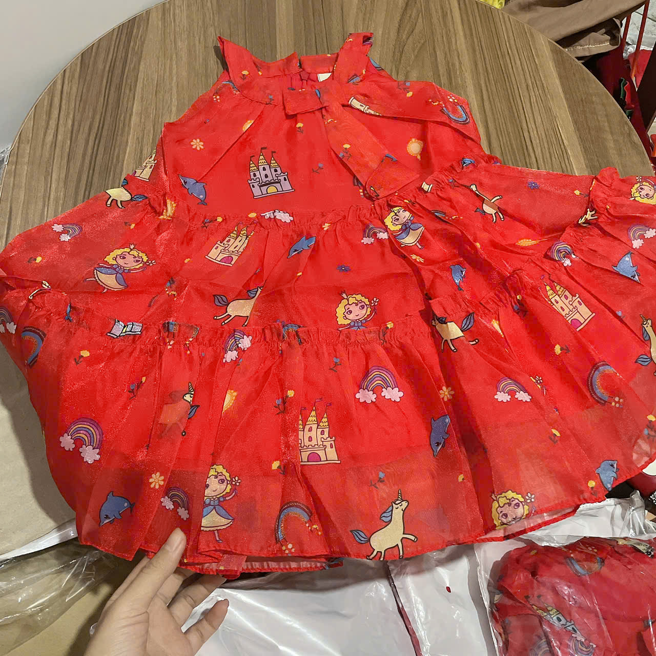 V351-Váy voan cổ yếm lâu đài Đỏ (13.35kg)