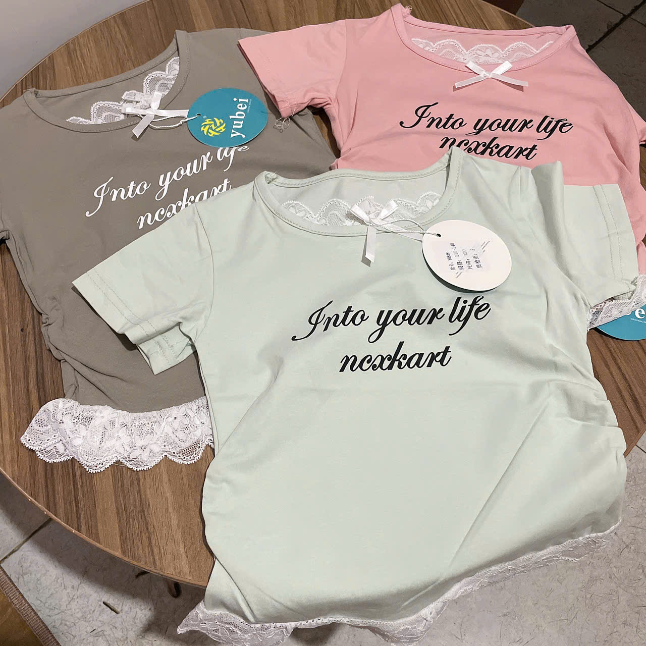 A362-Áo thun chữ viền ren nơ Into (10.20kg)