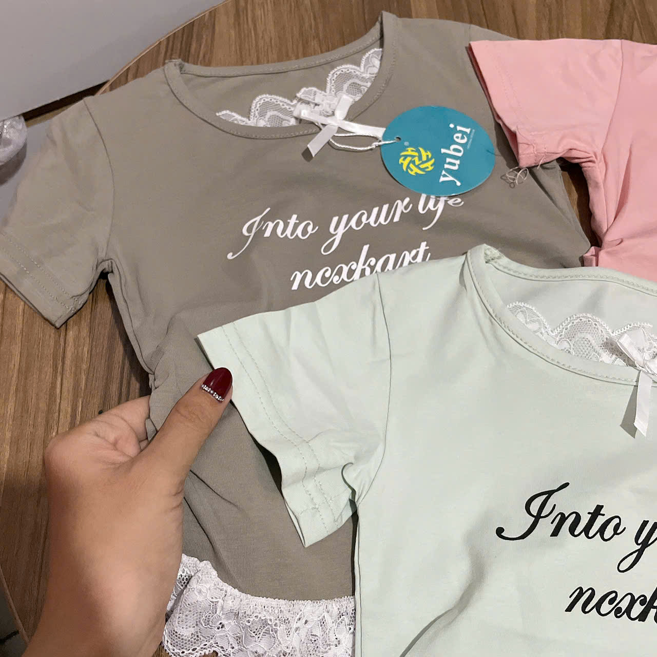 A362-Áo thun chữ viền ren nơ Into (10.20kg)