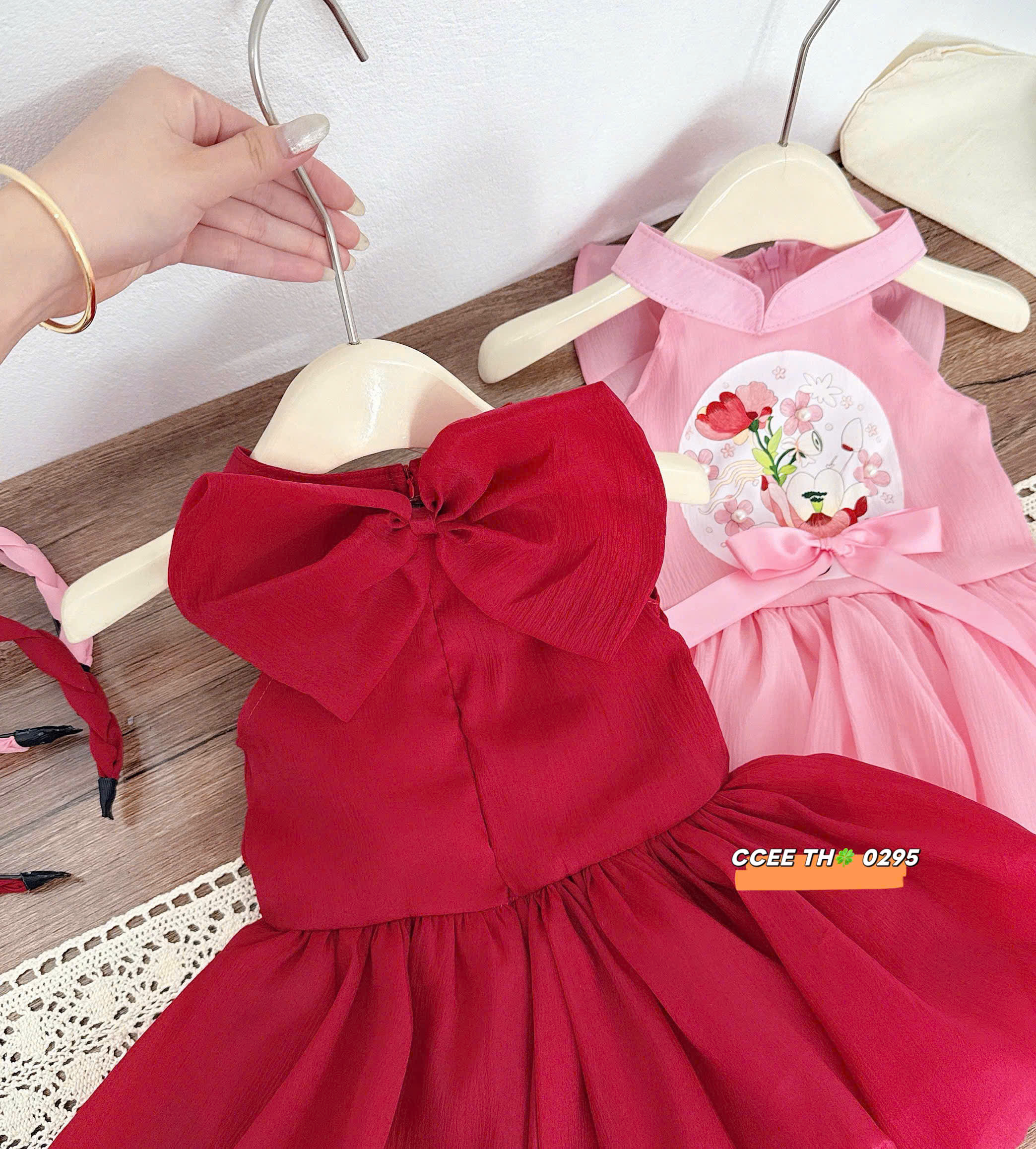 V358-Váy bí phồng cổ yếm kèm nơ cài (08.26kg)