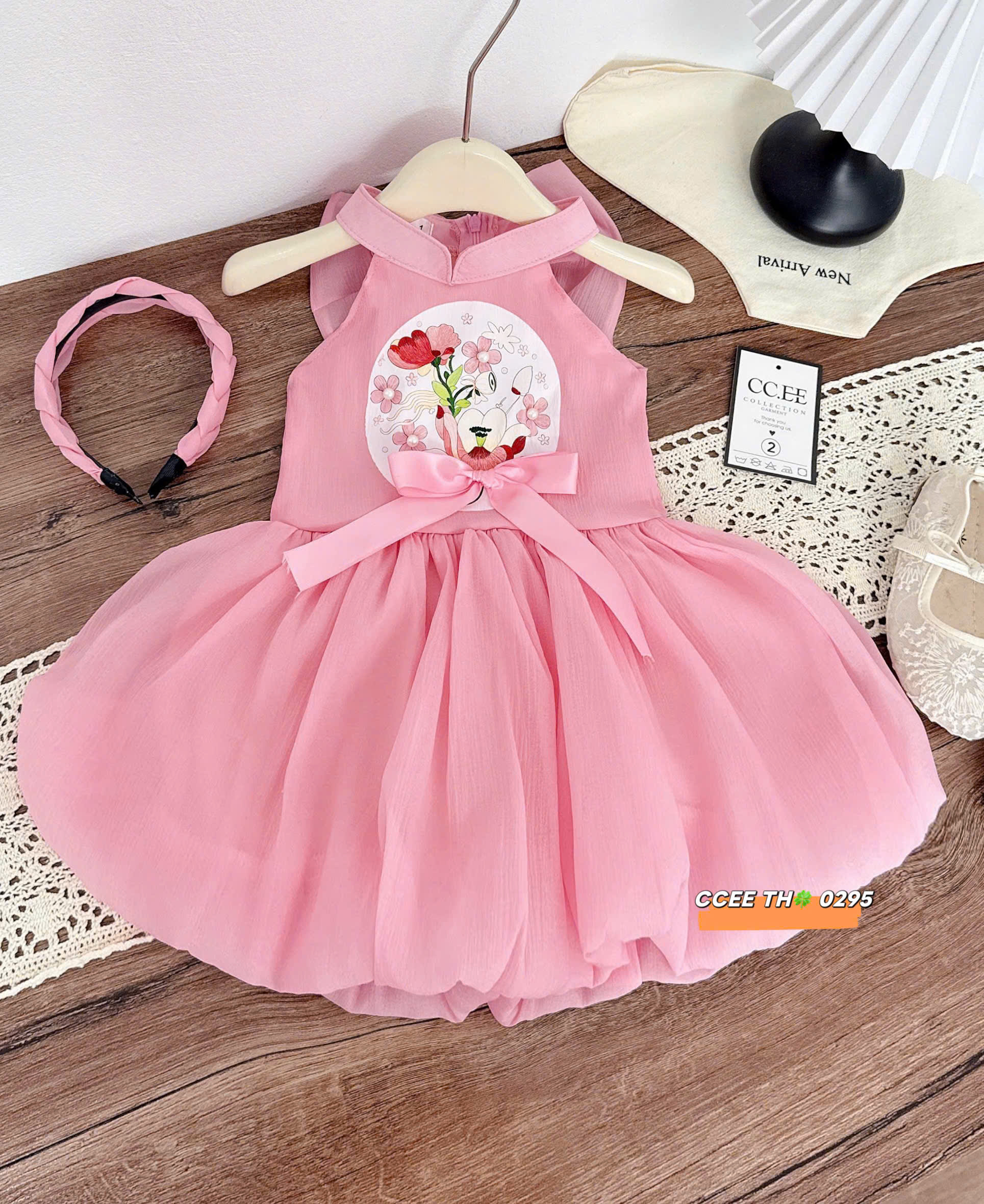 V358-Váy bí phồng cổ yếm kèm nơ cài (08.26kg)