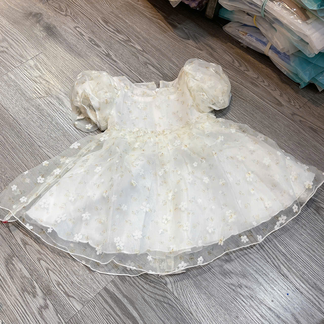 V385-Váy công chúa OP hoa nhí kem (09.23kg)