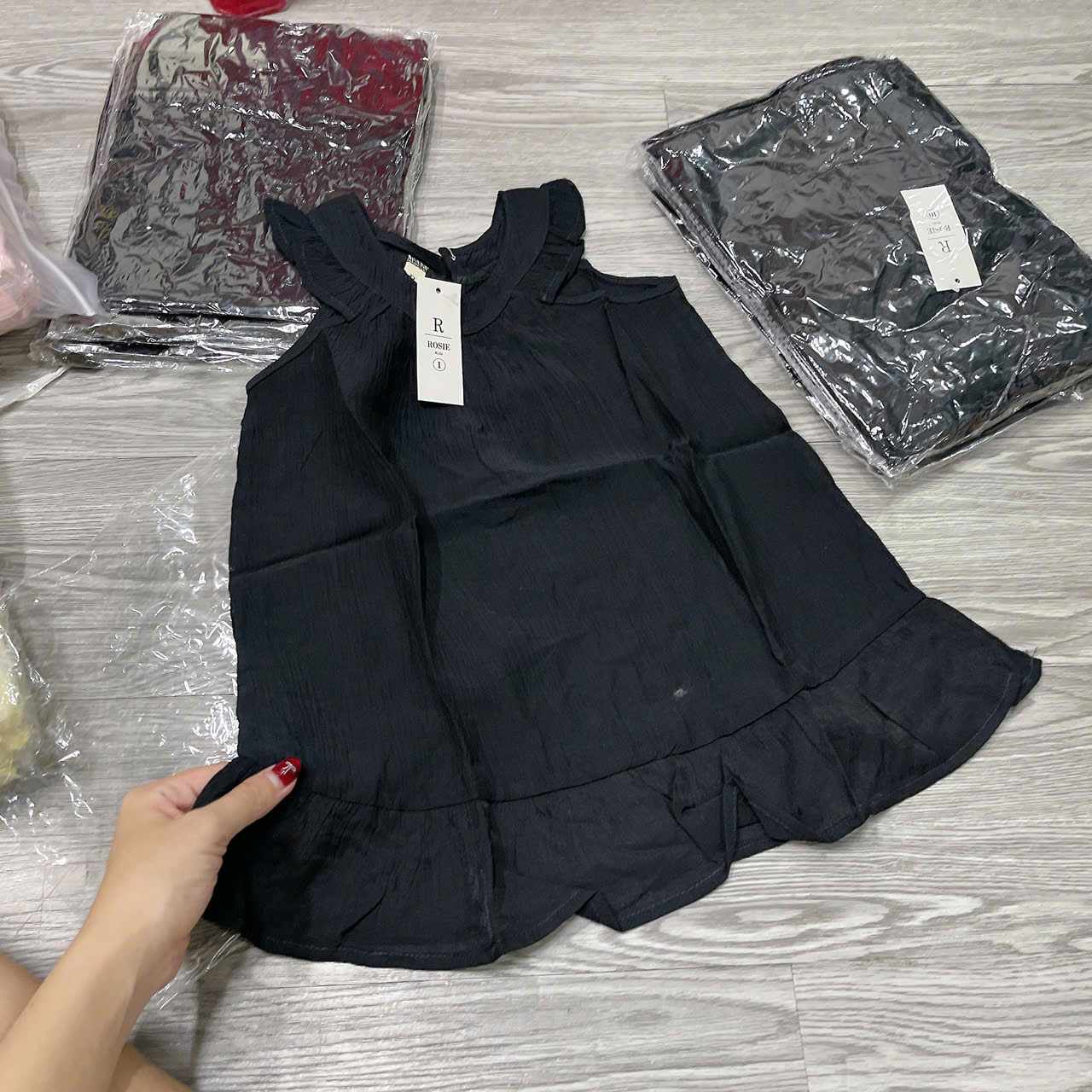 V397-Váy đũi cổ yếm đen trơn (10.24kg)