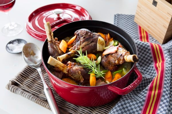 Chọn nồi gang Staub để nấu ngon như đầu bếp Pháp