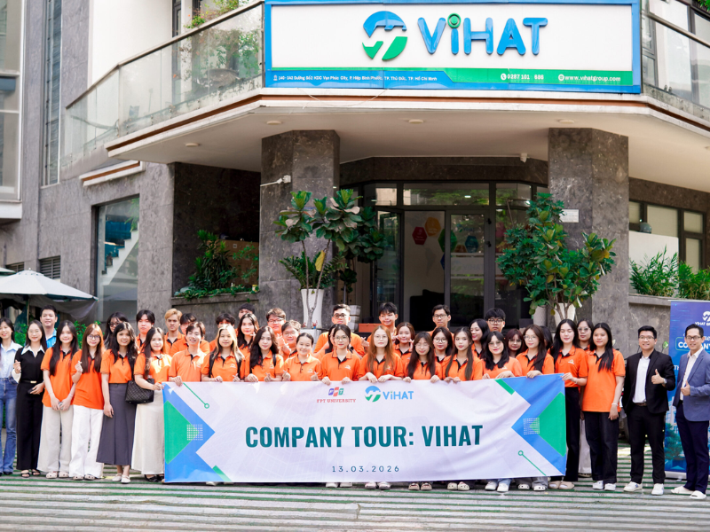 Trọng Thăng Mai hướng dẫn sinh viên FPT Cần Thơ tham quan không gian làm việc tại ViHAT Group