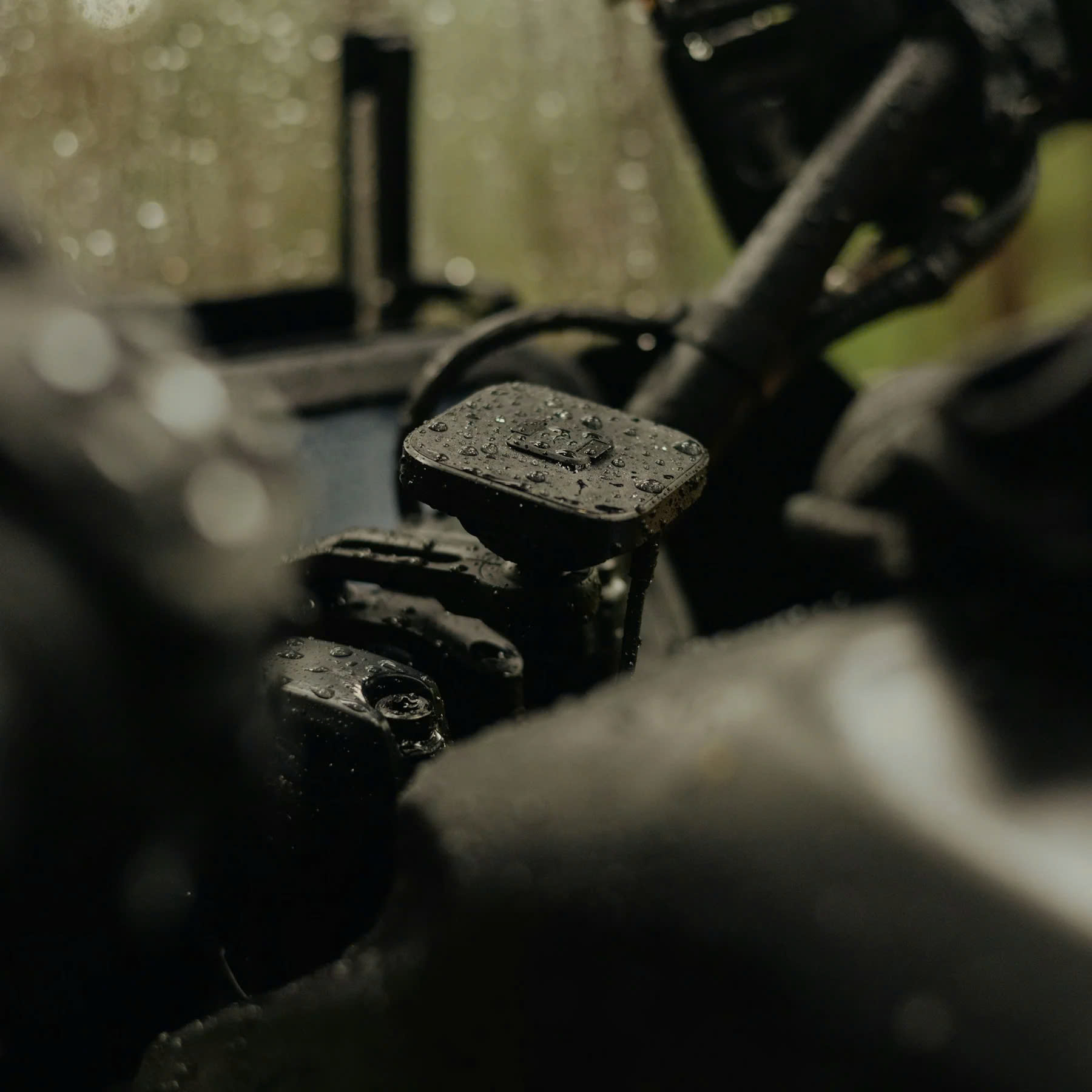 Ngàm gắn điện thoại Peak Design gắn ghi đông Sạc Qi2 Không Dây - Motorcycle Bar Mount V2