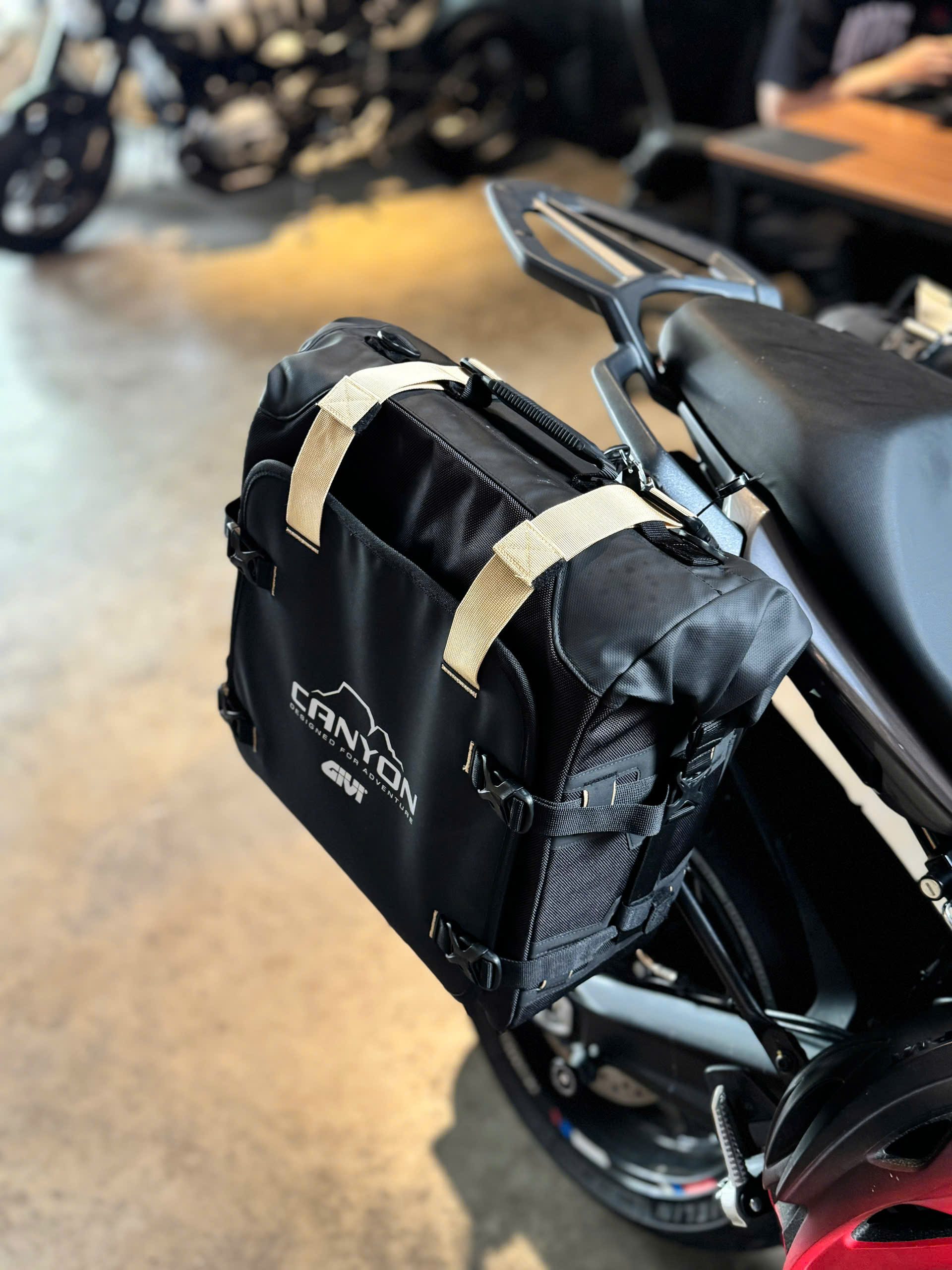 [Hàng lướt] Túi hông Givi Cayon GRT720B MONOKEY ( 1 cặp)