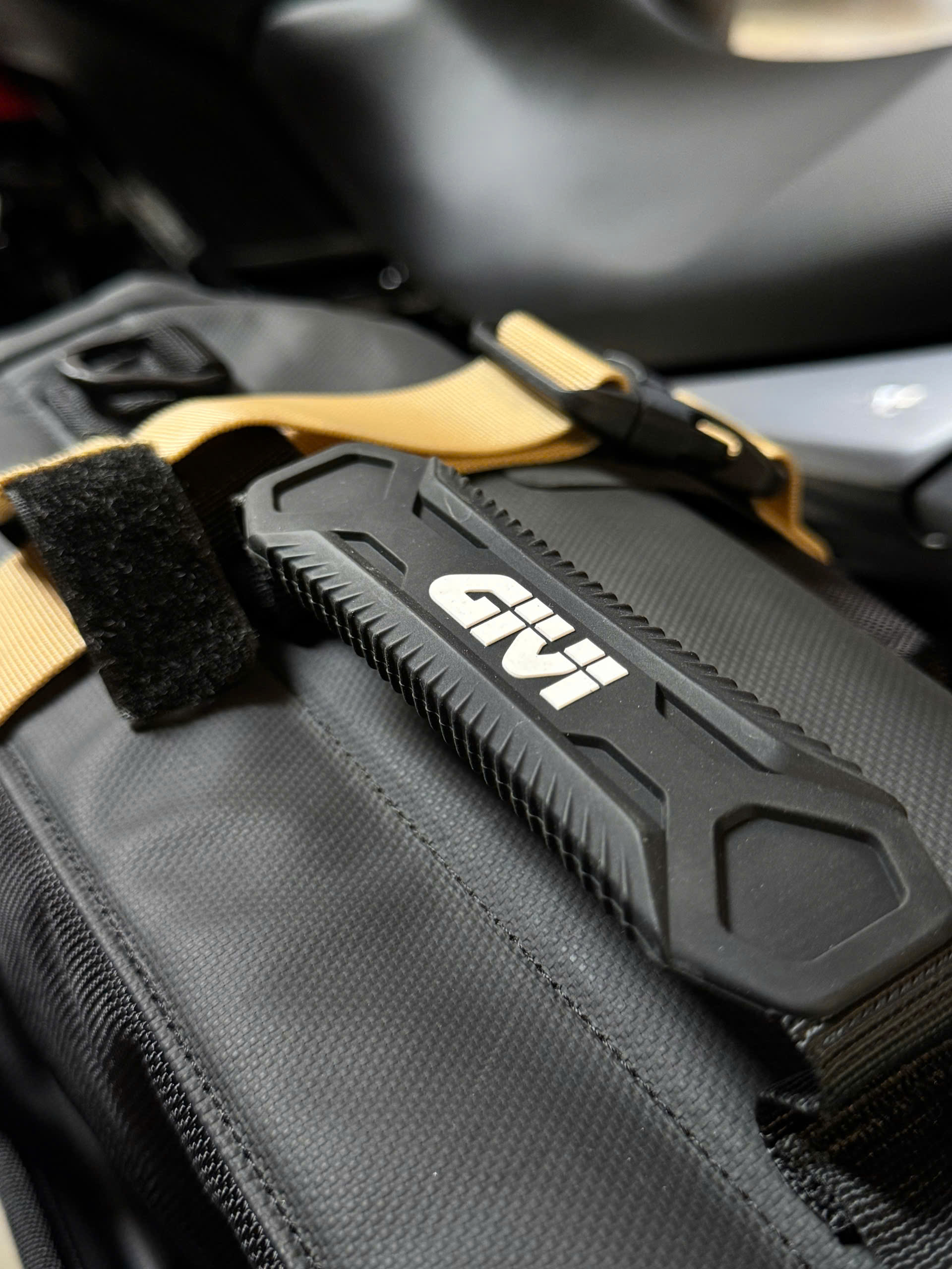 [Hàng lướt] Túi hông Givi Cayon GRT720B MONOKEY ( 1 cặp)