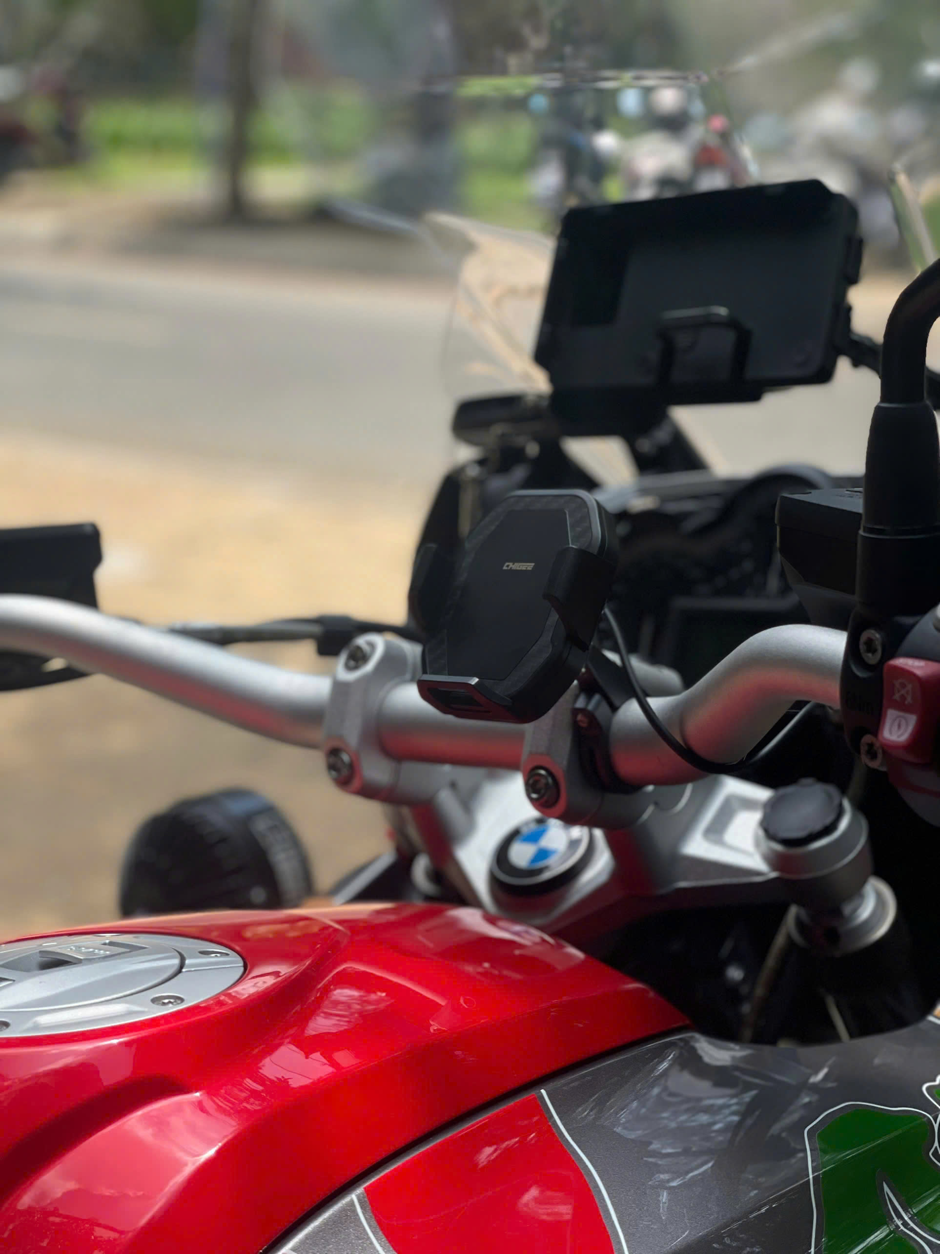 Giá đỡ điện thoại Chigee CG2 (có sạc)