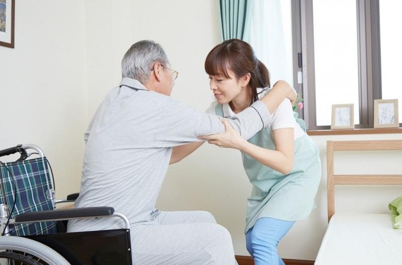 Nên thuê  giúp việc gia đình hay cho bố mẹ vào Viện dưỡng lão ?