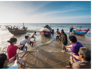 close-up-quang-ninh-fishermen-install-giant-equipment-in-preparation-for-setting