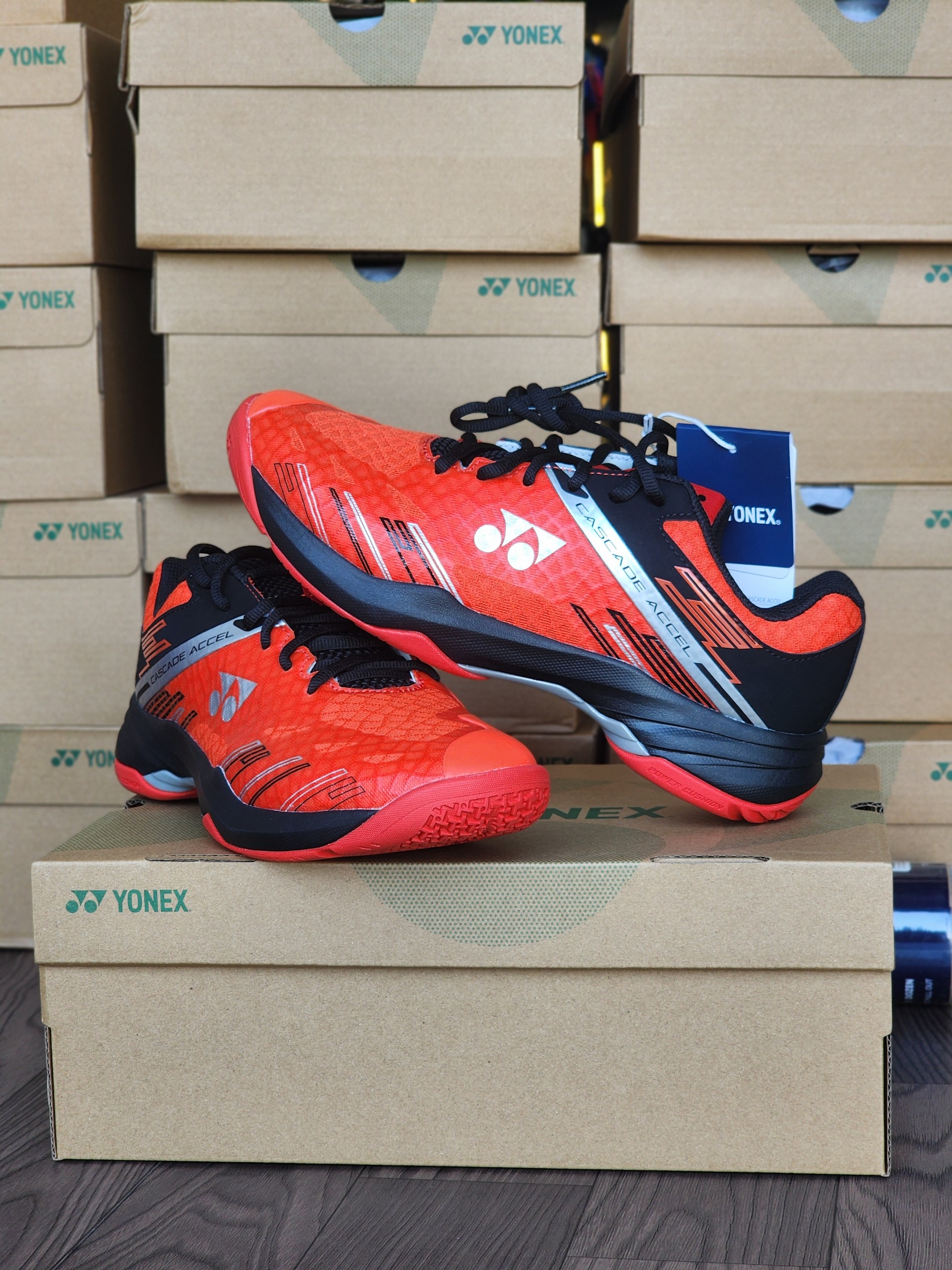 Giày Cầu Lông YONEX CASCADE ACCEL RDBK Đỏ Đen