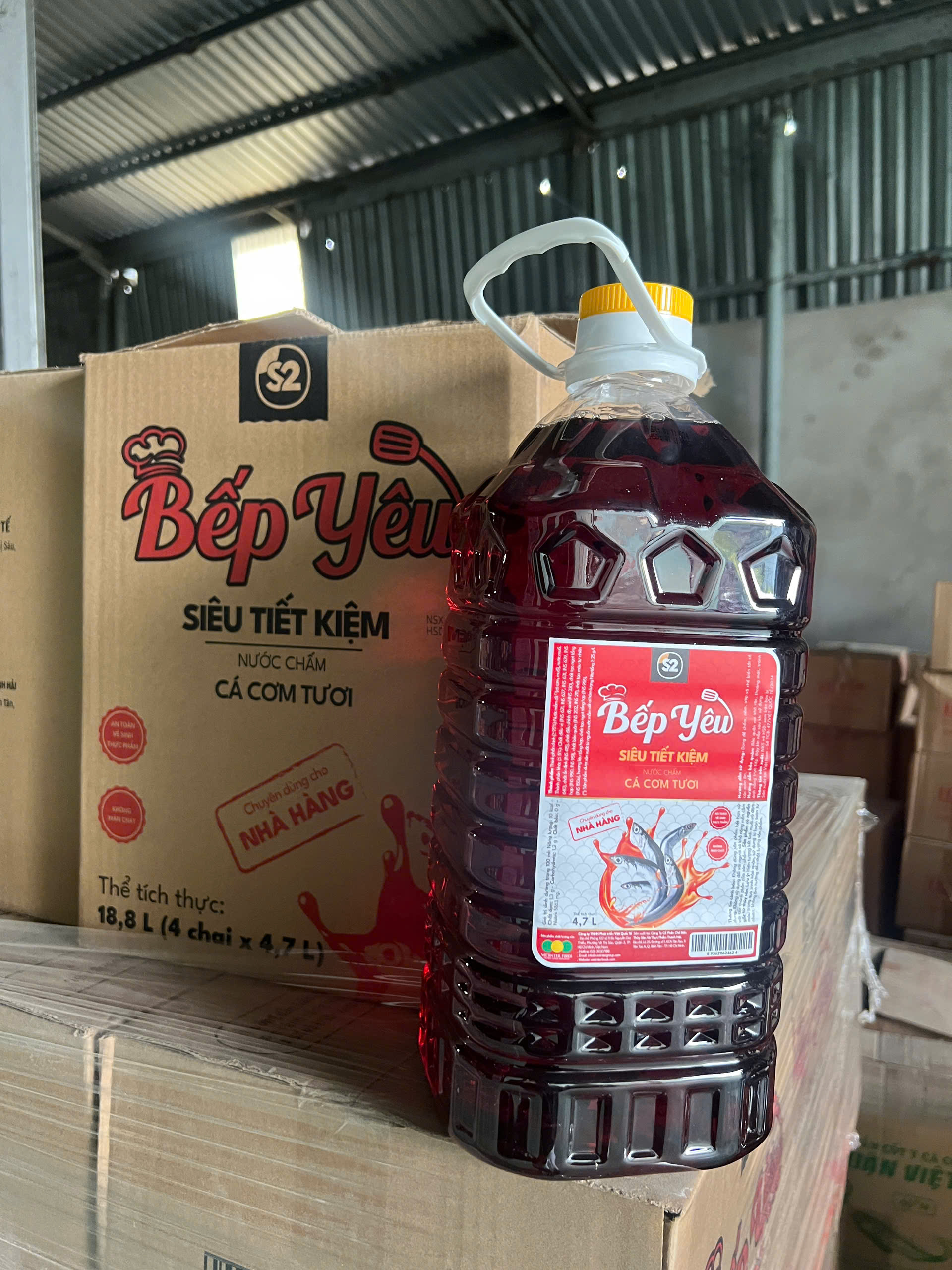 Nước chấm cá cơm Bếp Yêu - Siêu tiết kiệm 4,7 Lít (4 Bình/Thùng)(3p1)