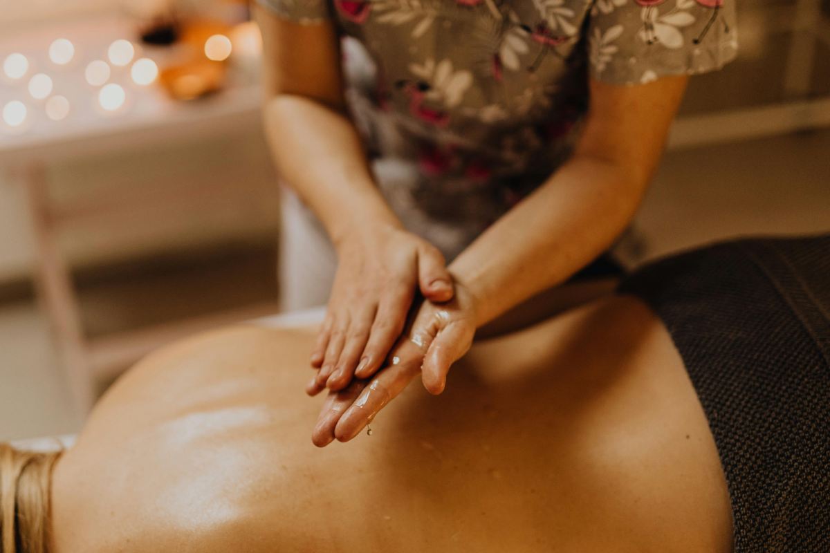 Hướng Dẫn Chọn Và Sử Dụng Dầu Massage Tại Nhà