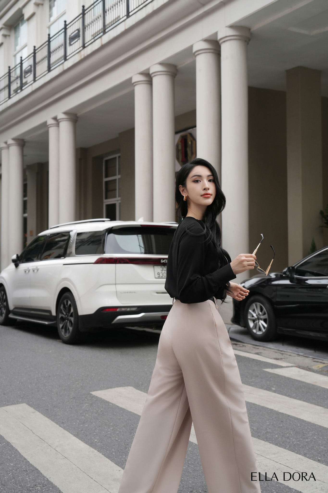 Sơ mi đen cổ tròn 1 cúc vàng