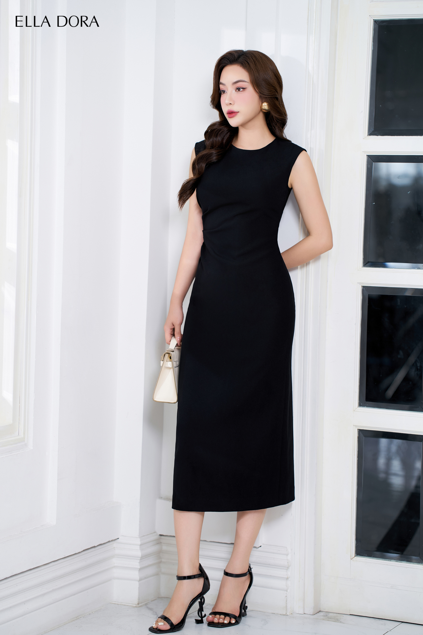 Đầm cổ tròn rúm eo đen