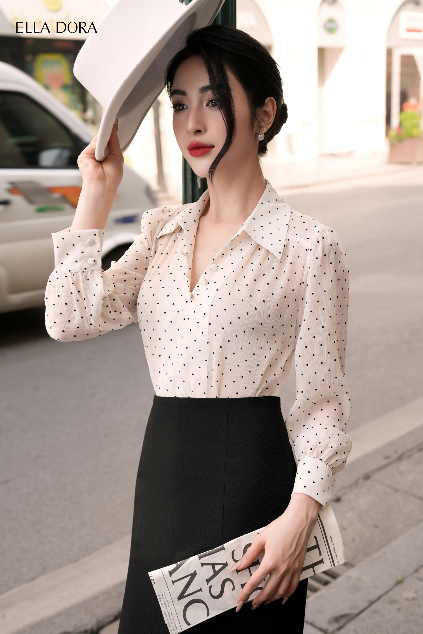 Sơ mi chấm bi nền be