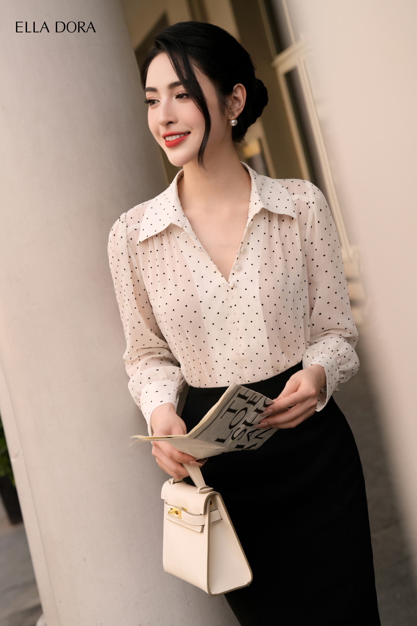 Sơ mi chấm bi nền be