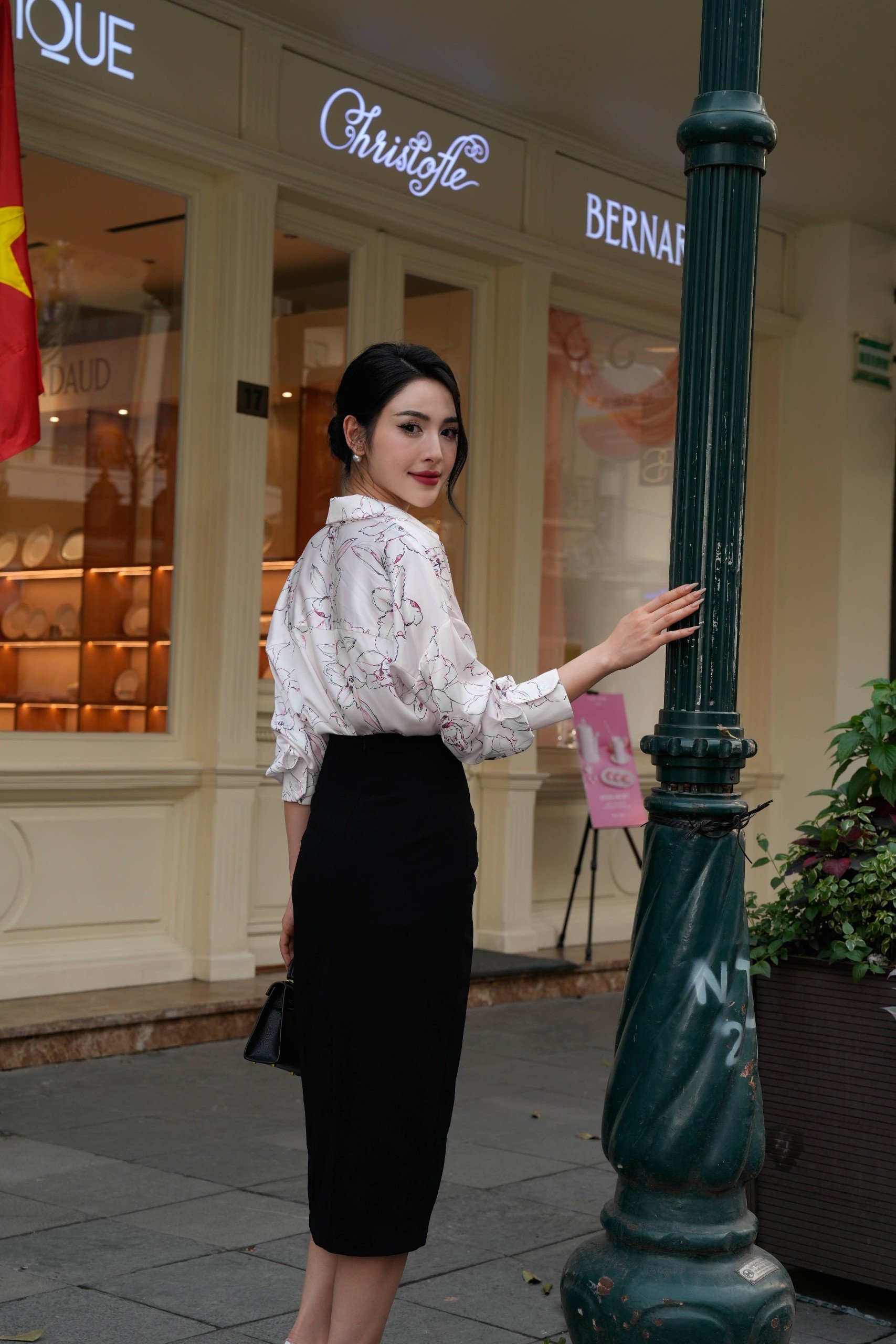 Sơ mi lụa hoa dáng thoải mái