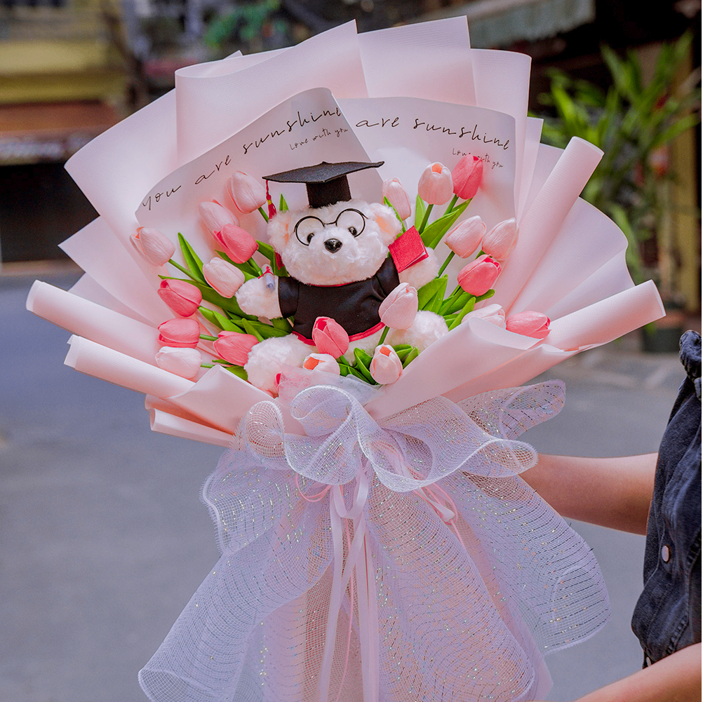 Bó Hoa Sáp Tulip Kèm Gấu Cử Nhân Tốt Nghiệp – Món Quà Ý Nghĩa Dành Tặng Ngày Ra Trường